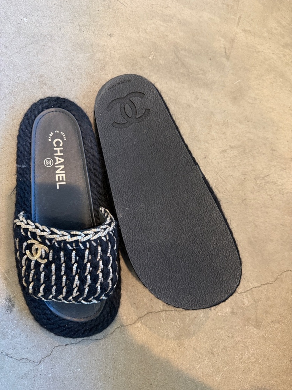 Chanel Black and Gold CC logo Women's Slides / sandals brand new - Picture 5 of 5